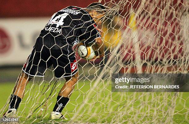 Luiz Rueda, de Quilmes de Argentina, saca el balon de la red despues de convertir frente al Sao Paulo de Brasil, durante el partido del grupo 3 de la...