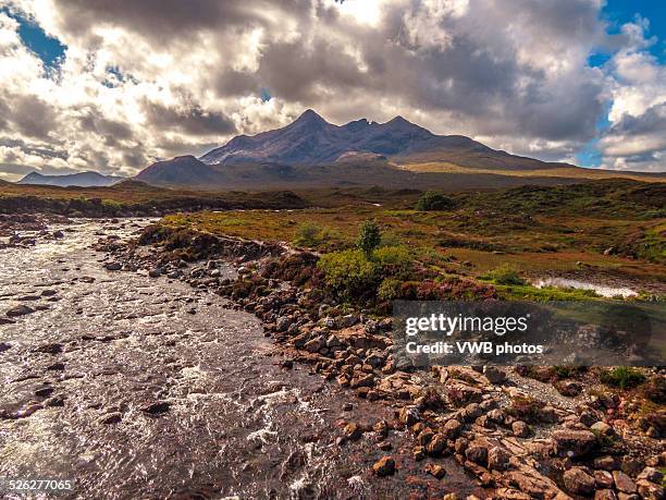 views from sligachan, isle of skye, scotland - glen sligachan 個照片及圖片檔