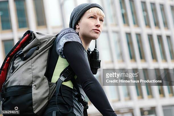 portrait of female bike messenger - bike messenger stockfoto's en -beelden
