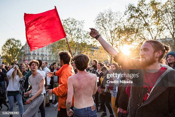 manifestants de danse lors d'un match du jour à paris, en france - 1er mai photos et images de collection