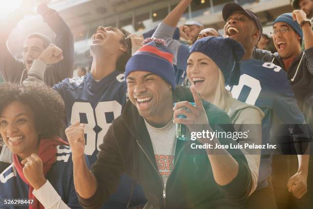 fans cheering at american football game - american football game stockfoto's en -beelden