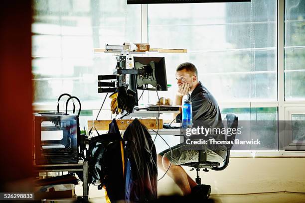 engineer working on computer aided design project - computer aided design stockfoto's en -beelden
