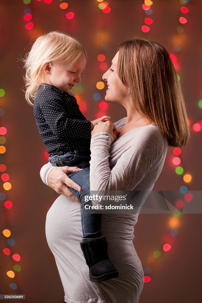 Madre incinta e figlia a Natale