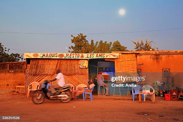 Ouagadougou : restaurant; bar; "Les amis" The Friends; cafe, coffee;.