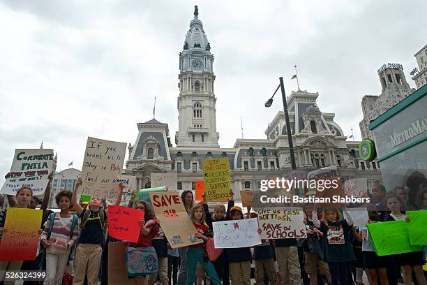 フィラデルフィア教育ファンディング抗議 - student walkout rally at city hall in philadelphia ストックフォトと画像