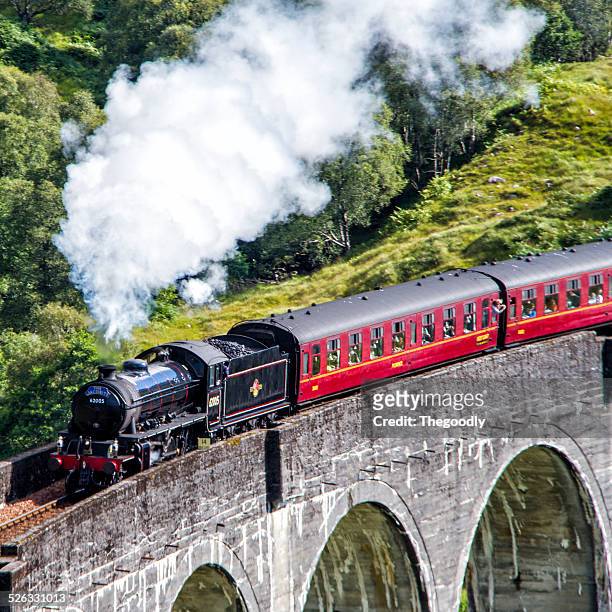 uk, scotland, glenfinnan, jacobite steam train - glenfinnan viaduct stockfoto's en -beelden