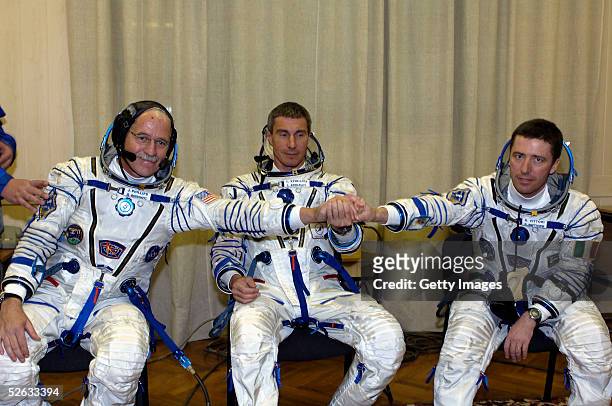The Eneide Mission, with European Space Agency astronaut Roberto Vittori and the ISS Expedition 11 crew before lift off in the MIK preparation...