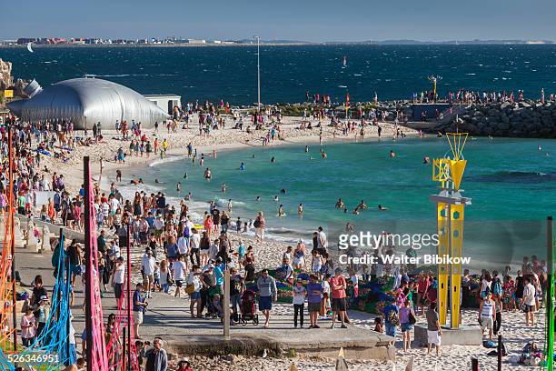 australia, cottesloe, cottesloe beach, exterior - sculpture by the sea imagens e fotografias de stock