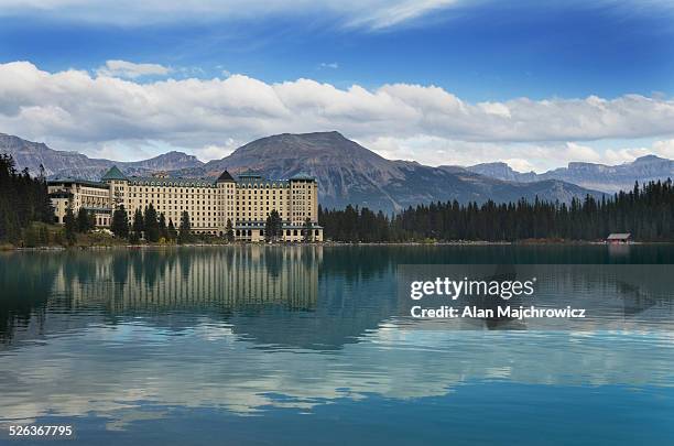 chateau lake louise, banff national park - chateau lake louise stockfoto's en -beelden