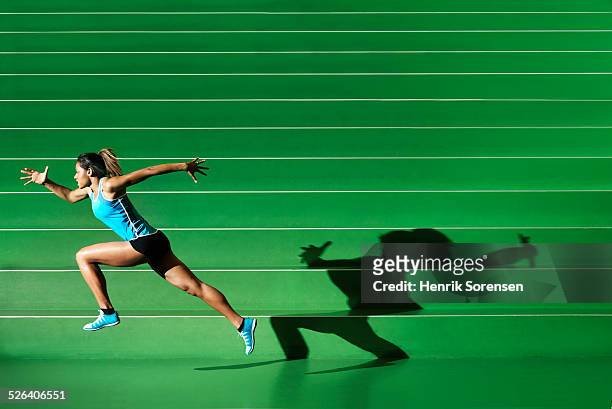 athlete performing in green sportsarena - great effort stock pictures, royalty-free photos & images