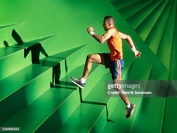 athlete performing in green sportsarena - salire le scale foto e immagini stock