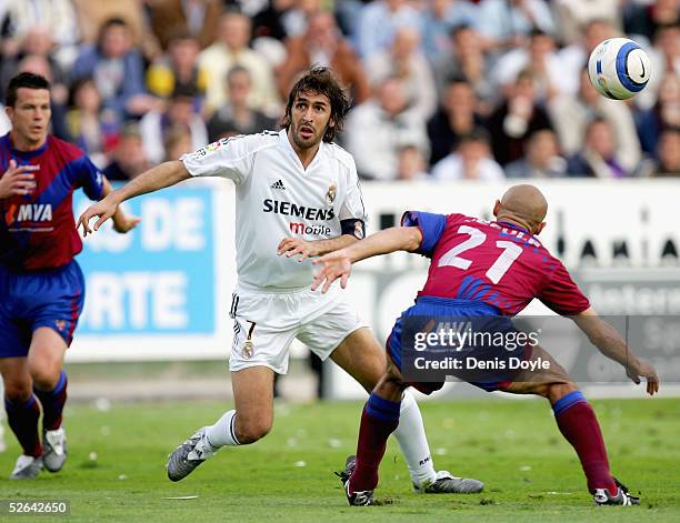 Real`s Raul Gonzalez gets past Levante`s Jesule and Ian Harte during a La Liga soccer match between Levante and Real Madrid at the Ciutat de Valencia...