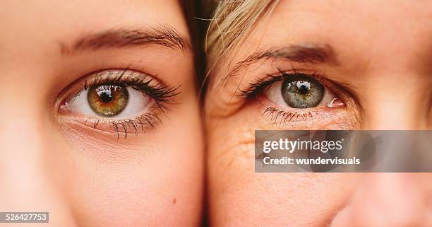 close up of mother and daughter faces together - close up eye stockfoto's en -beelden