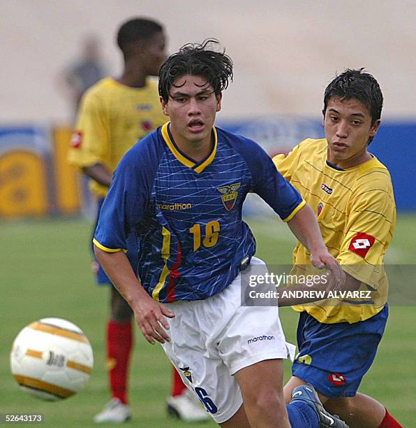 Miguel Julio de Colombia, disputa el balon con el ecuatoriano Matias Gonzales en partido por el tercer puesto del Campeonato Sudamericano Sub 17, en...