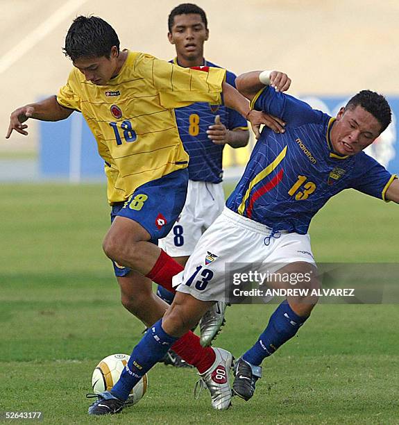 Mike Rodriguez de Colombia, disputa el balon con el ecuatoriano Fredy Machado, el 17 de abril de 2005, durante el partido disputado en Maracaibo por...