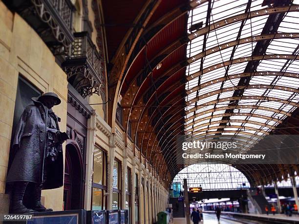 unknown soldier at paddington station - war memorial stock pictures, royalty-free photos & images