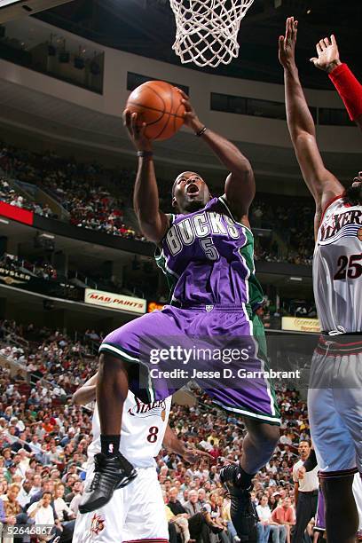 Anthony Goldwire of the Milwaukee Bucks drives against Marc Jackson of the Philadelphia 76ers on April 18, 2005 at the Wachovia Center in...