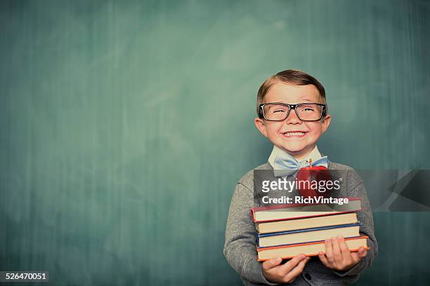 giovane ragazzo vestito come studente nerd con libri - schoolboy foto e immagini stock