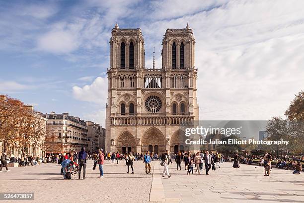 notre dame de paris cathedral in paris, france - catedral de nuestra señora de parís fotografías e imágenes de stock