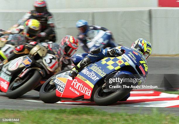 Daijiro Kato of Japan and Telefonica Movistar Honda competes in the Motorcycle Grand Prix of Japan 250cc at the Suzuka Circuit on April 8, 2001 in...