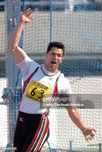 Koji Murofushi of Japan competes in the Men's Hammer Throw during the IAAF Osaka Grand Prix at the Nagai Stadium on May 12, 2001 in Osaka, Japan.