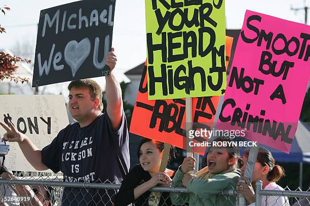 Fans of US pop star Michael Jackson shout support as Jackson arrives at Santa Barbara County Superior Court in Santa Maria, California 19 April 2005...