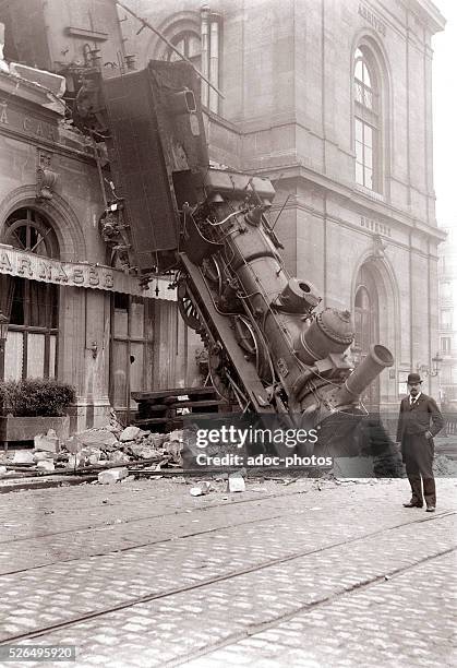 Accident of the Montparnasse railway station in Paris . On October 22, 1895.