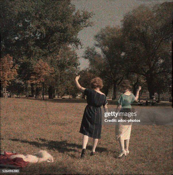 Two women seen from the back . Ca. 1920. Autochrome.