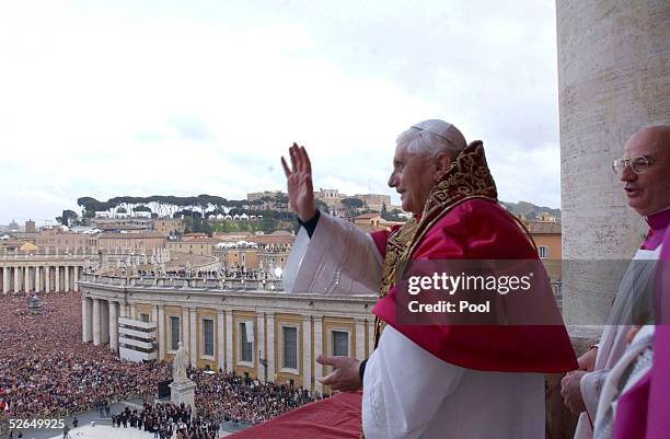 Pope Ratzinger Bless Pope Benedetto Photos and Premium High Res Pictures - Getty Images