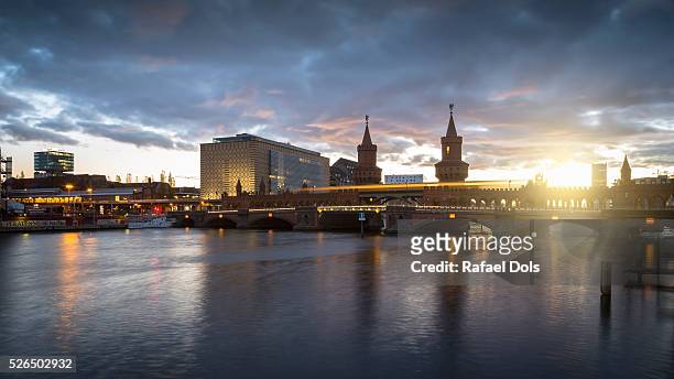 oberbaum bridge at sunrise - berlin, germany - rio spree imagens e fotografias de stock