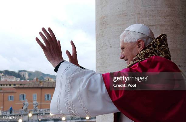 Pope Ratzinger Bless Pope Benedetto Photos and Premium High Res Pictures - Getty Images