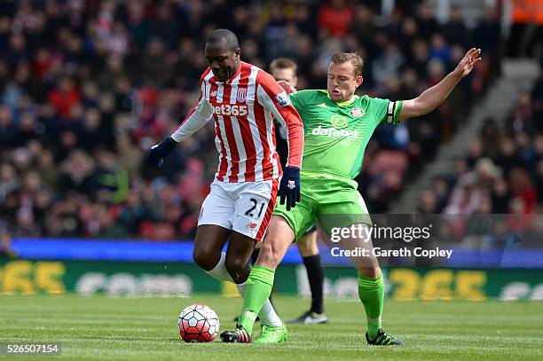 Giannelli Imbula of Stoke City holds off Lee Cattermole of Sunderland during the Barclays Premier League match between Stoke City and Sunderland at...