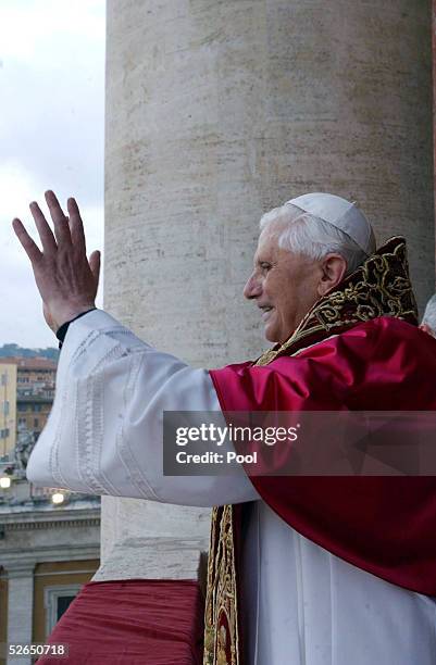Pope Ratzinger Bless Pope Benedetto Photos and Premium High Res Pictures - Getty Images