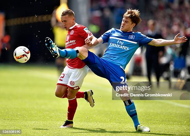 Gotoku Sakai of Hamburger SV challenges Pablo De Blasis of 1. FSV Mainz 05 during the Bundesliga match between 1. FSV Mainz 05 and Hamburger SV at...