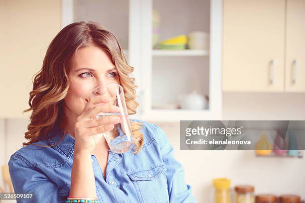 donna in cucina - refreshment foto e immagini stock