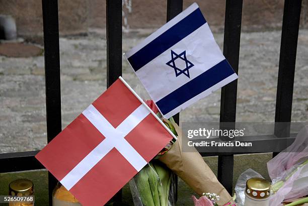 Copenhagen-Denamrk _Hundres of people lying flwoers bouquites and ��aying respect at krystalgade jews snynogogue where 2,dn man was shot and 3 police...