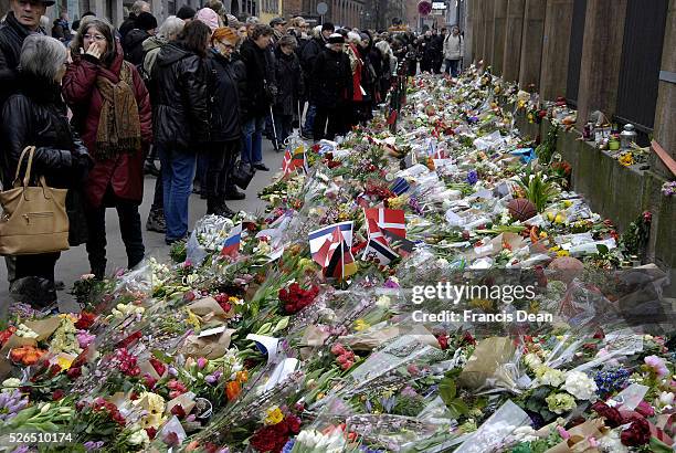 Copenhagen-Denamrk _Hundres of people lying flwoers bouquites and ��aying respect at krystalgade jews snynogogue where 2,dn man was shot and 3 police...