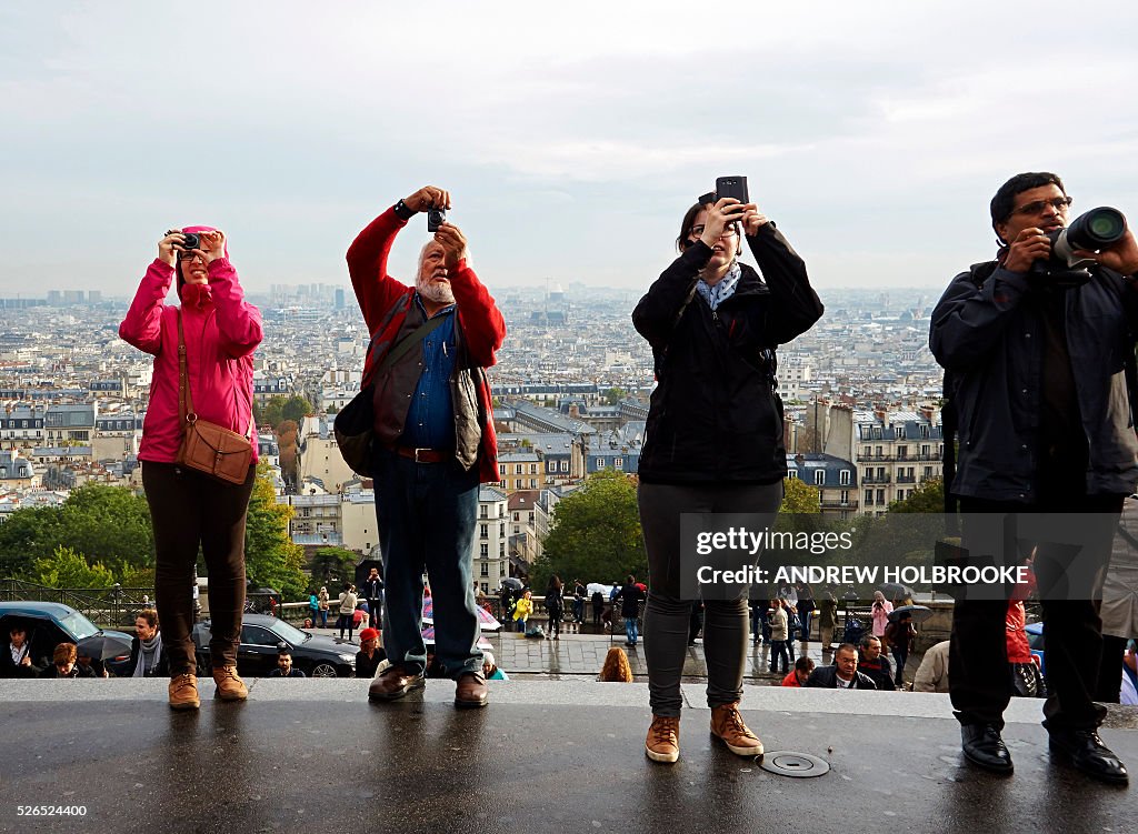 Tourists - Montmartre - Selfies - Paris
