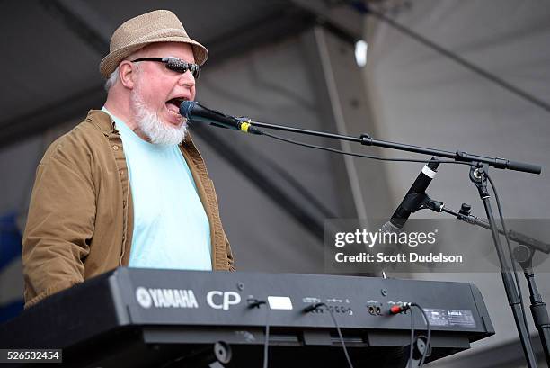 Lead Singer Radiators 563 The Radiators Photos & High Res Pictures - Getty Images