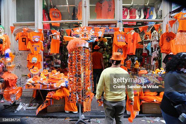 30th April 2013 Amsterdam, Netherlands. Queen Beatrix' abdication day, where her son Prince Willem-Alexander became King of the Netherlands. A man...