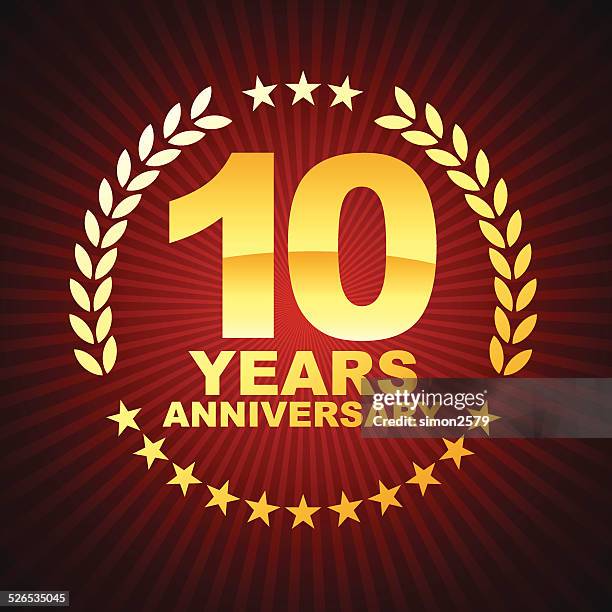 ilustraciones, imágenes clip art, dibujos animados e iconos de stock de emblema de diez años aniversario - 10° aniversario