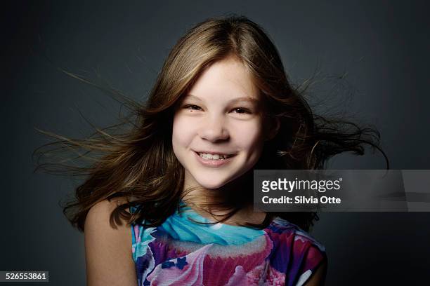 pretty 12 year old girl smiling - 12 13 jaar stockfoto's en -beelden