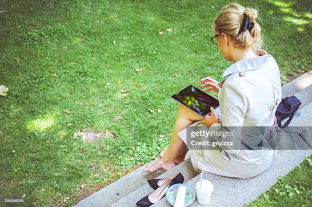 Jeune femme d'affaires sur une pause déjeuner au Parc