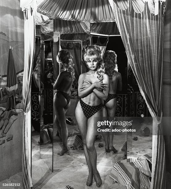 Brigitte Bardot on the shooting of the film "Et Dieu... Cr��a la femme" directed by Roger Vadim. In 1956.