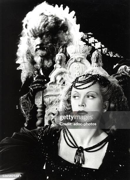 Josette Day and Jean Marais in the film "La Belle et la B��te" directed by Jean Cocteau. In 1946.