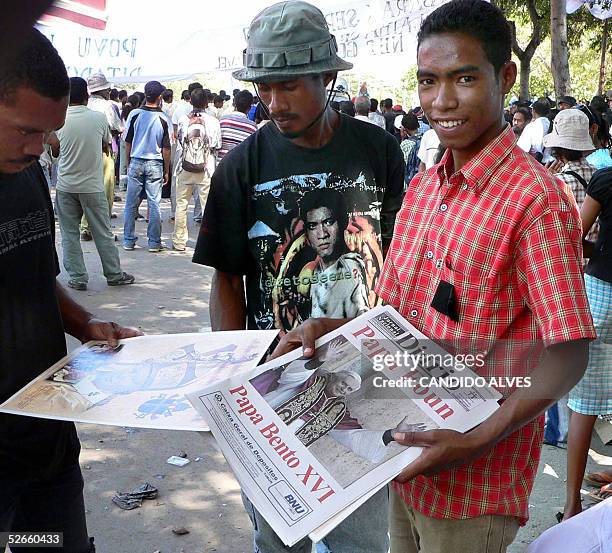 Small Local Paper 317 Local Newspaper Vendor Stock Photos, High-Res Pictures, and Images ...