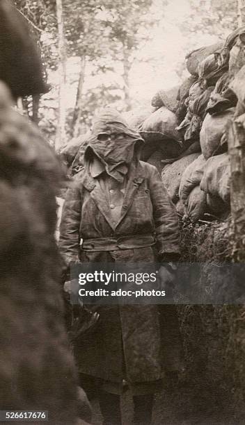 World War I. French soldier equipped with gas mask in the sector of Bois-le-Pr��tre . In 1915.
