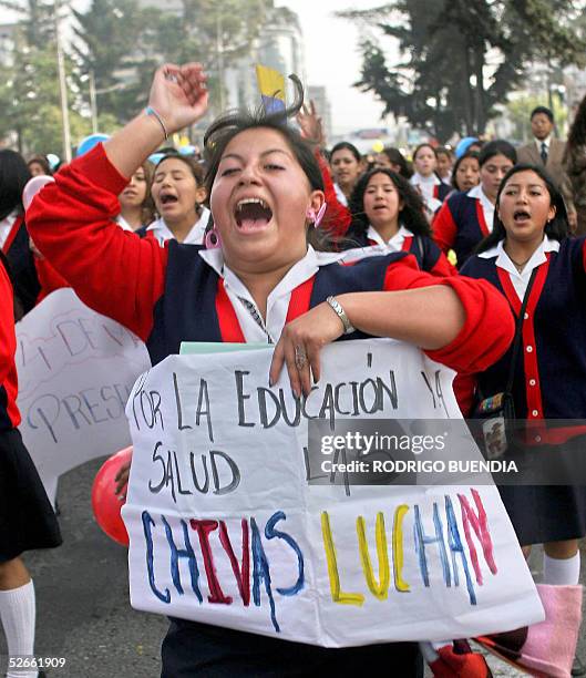 Una estudiante de secundaria grita consignas contra el presidente Lucio Gutierrez en una calle del centro bancario y comercial de Quito el 20 de...