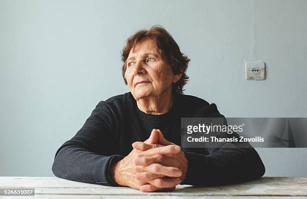 portrait of a senior woman - tristeza imagens e fotografias de stock