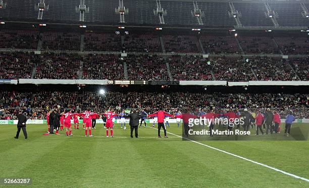 Football for Hope", Barcelona, 15.02.05; FIFA Auswahl - UEFA Auswahl 3:6; Die Spieler beider Mannschaften reichen sich die Haende und gedenken an die...